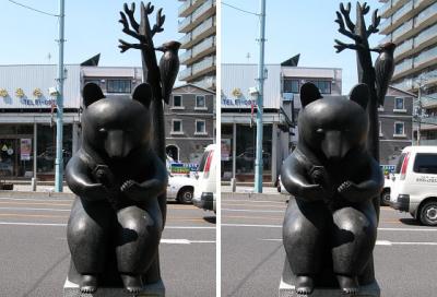 「ぢっと手を見る」熊とキツツキのオブジェ(函館) 交差法ステレオ立体視３Ｄ写真