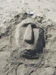 砂の彫刻「モアイもどき」