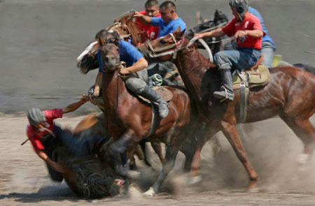 馬上から山羊を奪い合う伝統競技「コクボル」。あまりの激しさに馬が倒れることも（キルギス　ビシケクで）