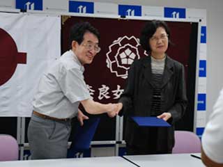 千田 稔県立図書情報館長と富 松代奈良女子大学附属図書館長とが協定調印