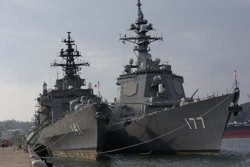 護衛艦の迫力（左：はるな、右：あたご）