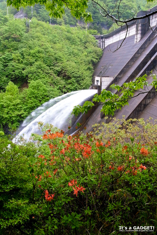 坂本ダムの放水