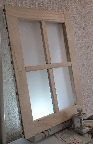 窓がない部屋にニセ窓を作ってみた。 つらつら